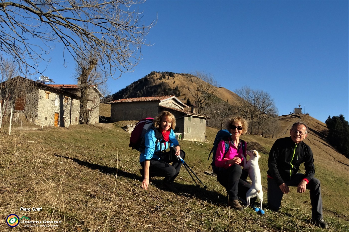 32 Alle cascine di Cima Blum con vista sulla Cappella degli Alpini .JPG